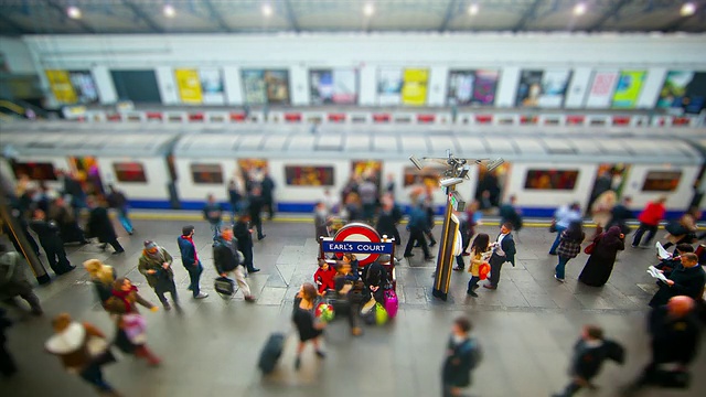 微型伦敦——伦敦地铁的伯爵宫车站视频素材