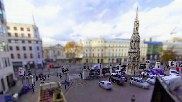 迷你伦敦-查林十字与伦敦公共汽车和出租车视频素材
