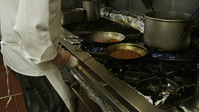 SLO MO MS PAN厨师在商业厨房烹饪/迈阿密，佛罗里达，美国视频素材