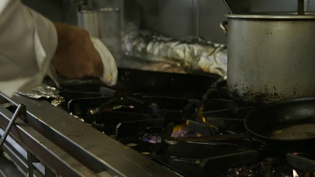 SLO MO MS厨师在炉子上烹饪/迈阿密，佛罗里达，美国视频素材