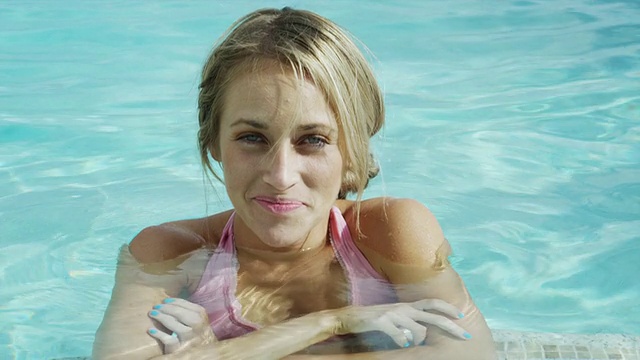 MS肖像年轻女子在游泳池/雪松山，美国犹他州视频素材