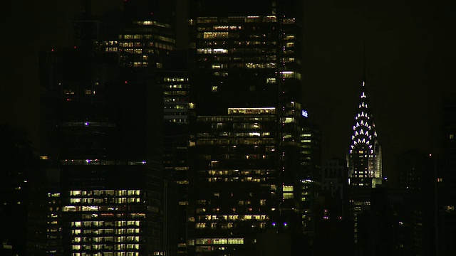 克莱斯勒大楼和邻近的摩天大楼在晚上的静态镜头视频素材