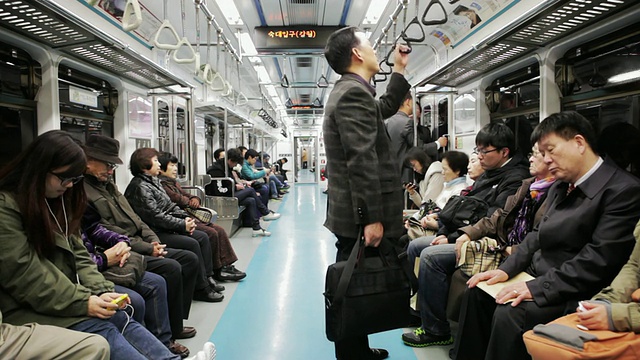 首尔地铁上的乘客/韩国首尔视频素材