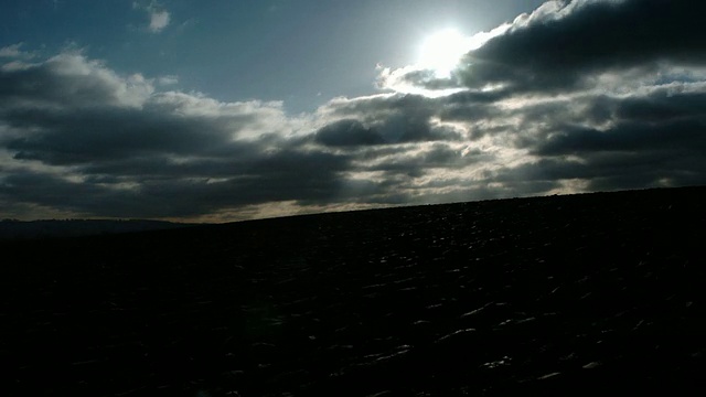 T/L云遮住了明亮的冬季太阳在耕地上，英国视频素材