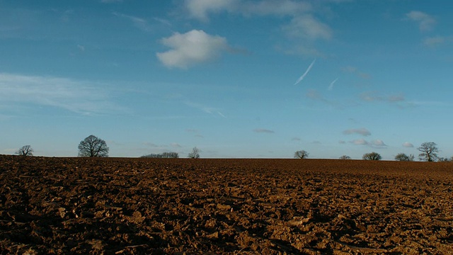 T/L稀疏冬云漂移在犁地和天空2，英国视频素材