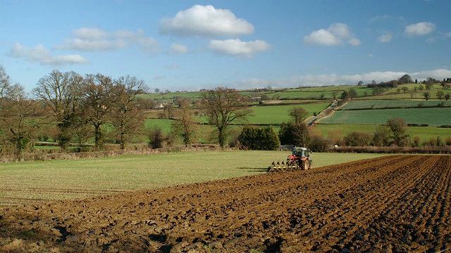 T/L拖拉机在冬季犁田，取2，英国视频素材