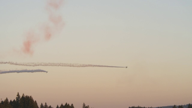 两架爱国者喷气式飞机低空近距离飞过视频素材