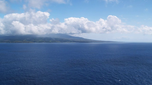 在蓝色太平洋上接近毛伊岛视频下载