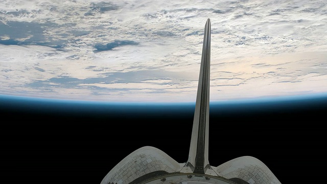 模拟宇宙飞船在云覆盖的地球下面的空间视频素材