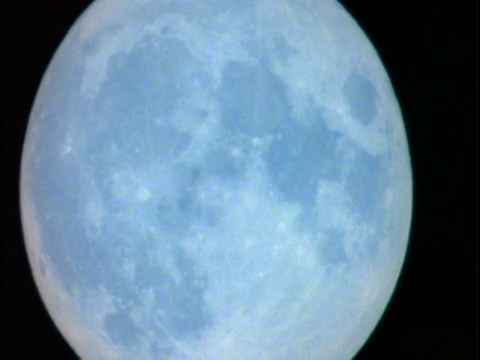 近距离观察在黑色天空中升起的满月视频下载