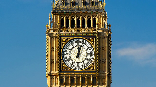 英国伦敦，大本钟的指针从12点移动到1点，伴随着云朵视频下载