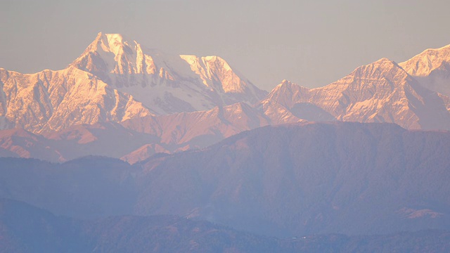 夕照在喜马拉雅山顶上，印度视频下载