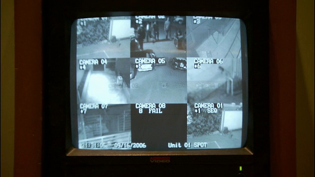 美国加州洛杉矶，监控摄像头显示人们在办公大楼里行走视频下载