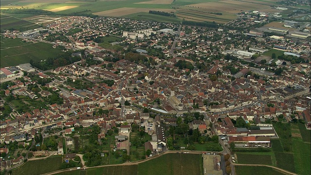 空中WS城市景观和周围的田野/纽茨-圣乔治，法国视频下载