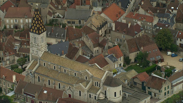空中WS教堂与瓦片尖塔和周围建筑/ Nuits-Saint-Georges，法国视频下载