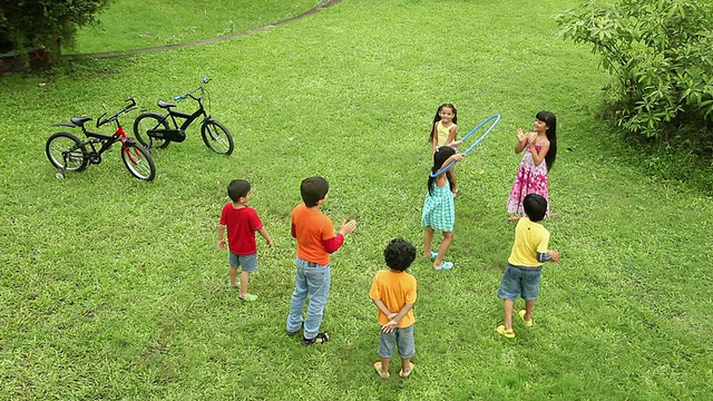 女孩在公园里玩呼啦圈视频下载