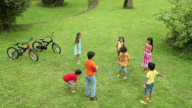 男孩在公园里玩呼啦圈视频下载