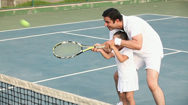 一个男人在和他的女儿打网球视频下载