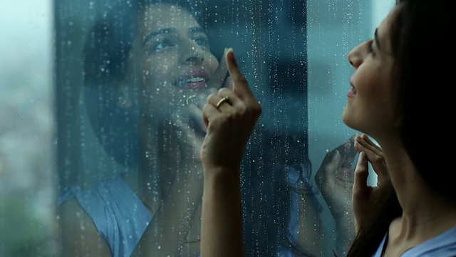 一个女人看雨的特写视频素材