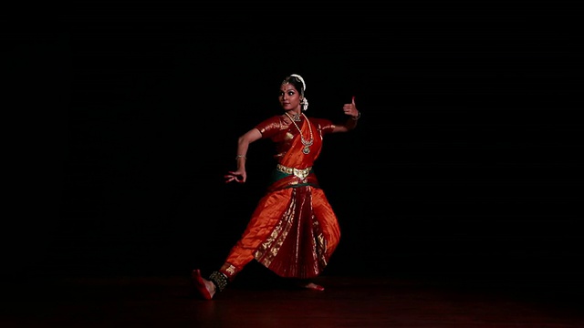在舞台上表演婆罗多舞的女人视频下载