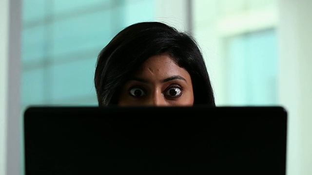 在电脑前工作的女商人视频素材