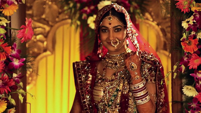一个微笑的印度新娘的肖像视频素材