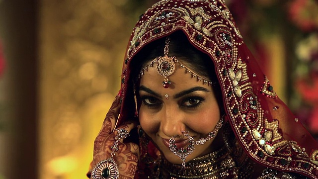 一个害羞的印度新娘的肖像视频素材