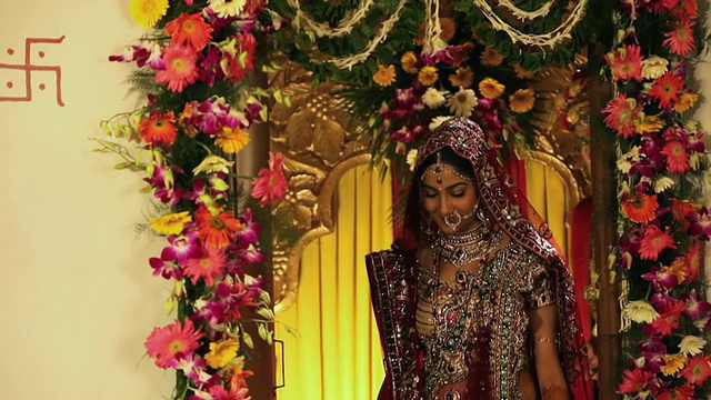 印度新娘在墙上印她的手视频素材