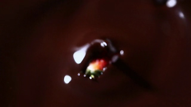 草莓蘸着液态巧克力视频素材