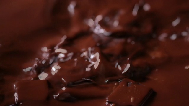 将冰块浸入液态巧克力中视频素材
