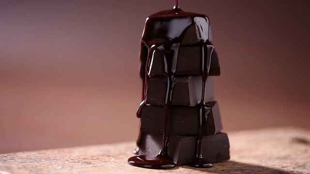 融化巧克力倒入巧克力块视频素材