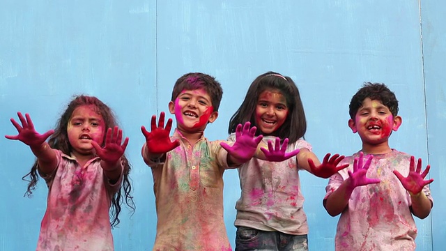 四个孩子庆祝胡里节的肖像视频素材