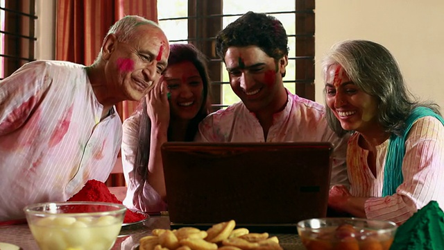 一家人在电脑上庆祝胡里节视频素材