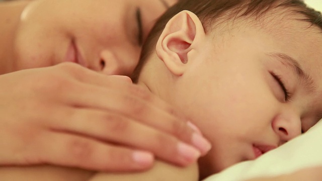 女人在哄她的孩子睡觉视频素材