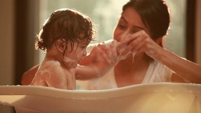 一位妇女在浴缸里洗她的婴儿视频下载