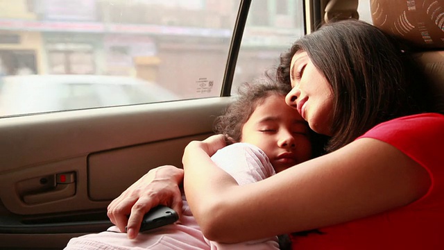 和女儿在车里睡觉的女人视频素材