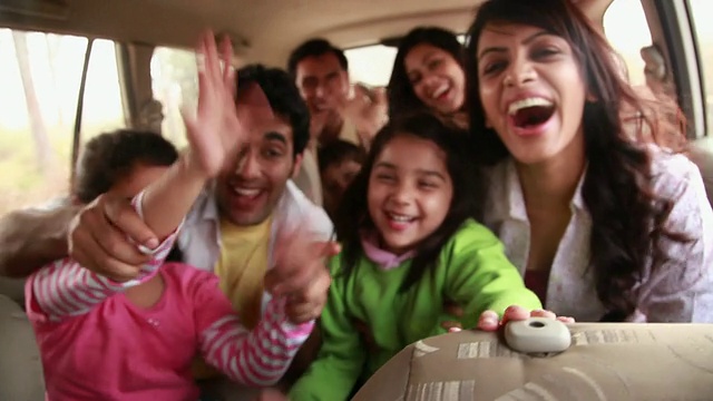 家人在车里享受视频素材