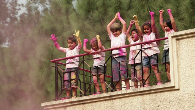 一群孩子在屋顶上玩胡里节视频素材