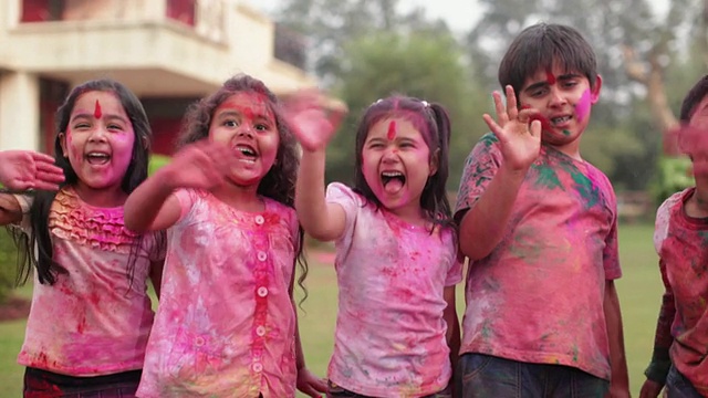 一群孩子在草坪上庆祝胡里节视频素材