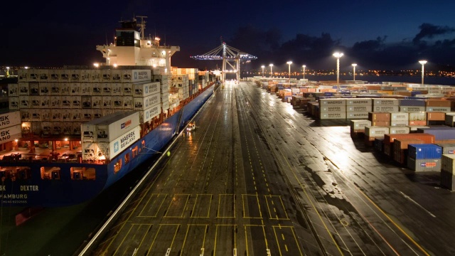 TL HA WS集装箱船到达奥克兰港口，由起重机和跨运货船卸货，从晚上到白天/新西兰奥克兰视频下载