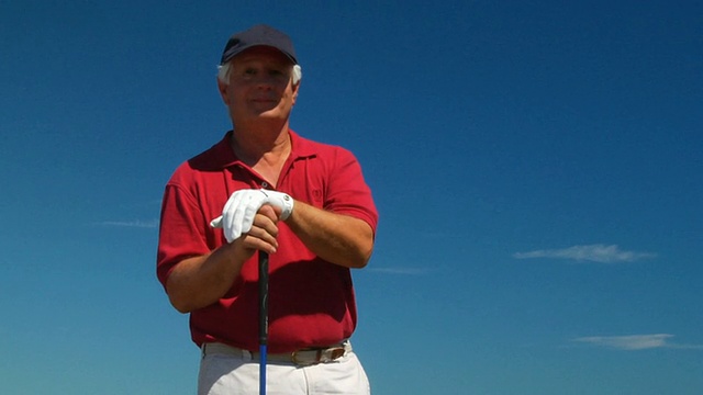 MS, LA，带着高尔夫球杆微笑的老人，肖像，北特鲁罗，马萨诸塞州，美国视频素材