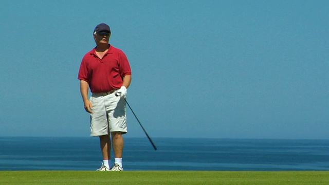 老男人打高尔夫，北特鲁罗，马萨诸塞州，美国视频素材