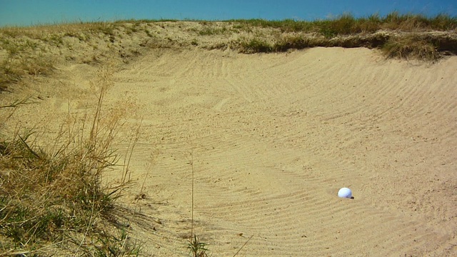 高尔夫球落在沙坑里，北特鲁罗，马萨诸塞州，美国视频素材