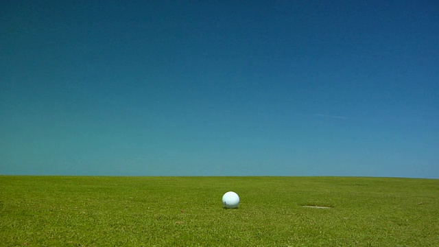 美国马萨诸塞州，北特鲁罗，高尔夫球在球场上滚动视频素材