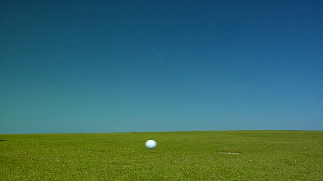 高尔夫球掉进洞，北特鲁罗，马萨诸塞州，美国视频素材