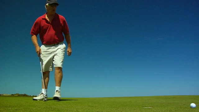 MS, LA, Senior man playing golf, North Truro, Massachusetts, USA视频素材