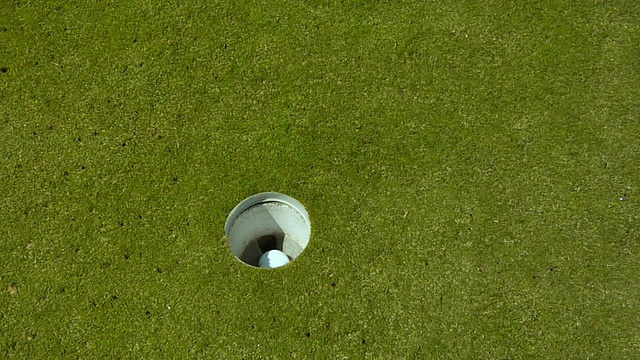 CU, HA，高尔夫球掉进洞，男子的手把它拿了出来，北特鲁罗，马萨诸塞州，美国视频素材