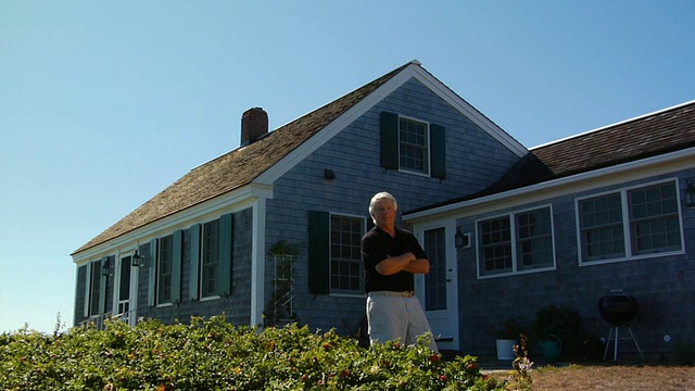 MS, TD，老人在小屋前摆姿势，肖像，北特鲁罗，马萨诸塞州，美国视频素材
