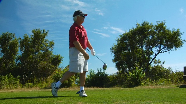 曼尼打高尔夫球，北特鲁罗，马萨诸塞州，美国视频素材