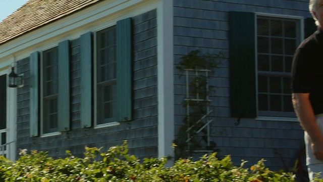 CU, PAN，高级男子在小屋前摆姿势，肖像，北特鲁罗，马萨诸塞州，美国视频素材